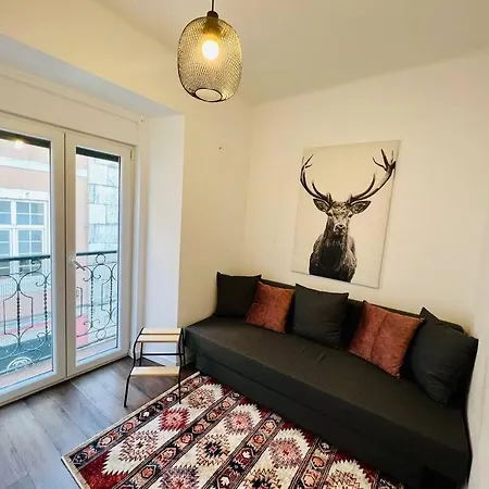 Modern Comfort Within Ancient Streets Lisbona