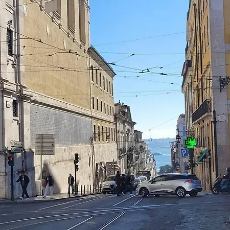 Modern Comfort Within Ancient Streets * リスボン