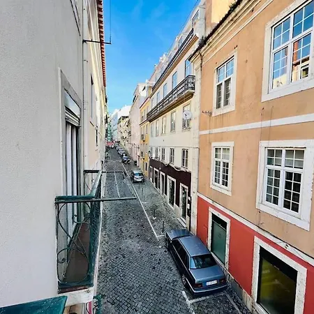 Modern Comfort Within Ancient Streets Appartement Lissabon