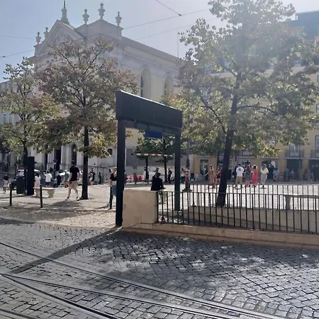 Modern Comfort Within Ancient Streets * Lissabon