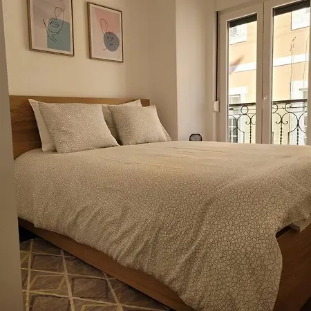 Modern Comfort Within Ancient Streets Lissabon